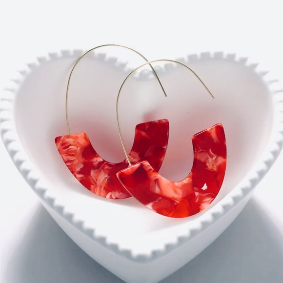 “RED TORTOISE” ACRYLIC MULTI COLOR HOOP EARRINGS - Picture 2 of 3